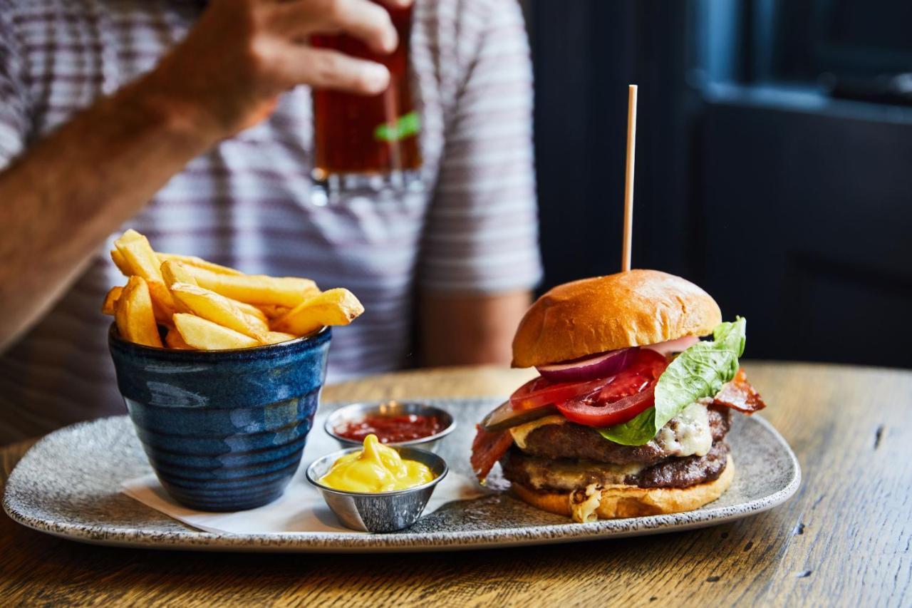 The Wellington Arms - Basingstoke-Reading Hotel Heckfield ภายนอก รูปภาพ
